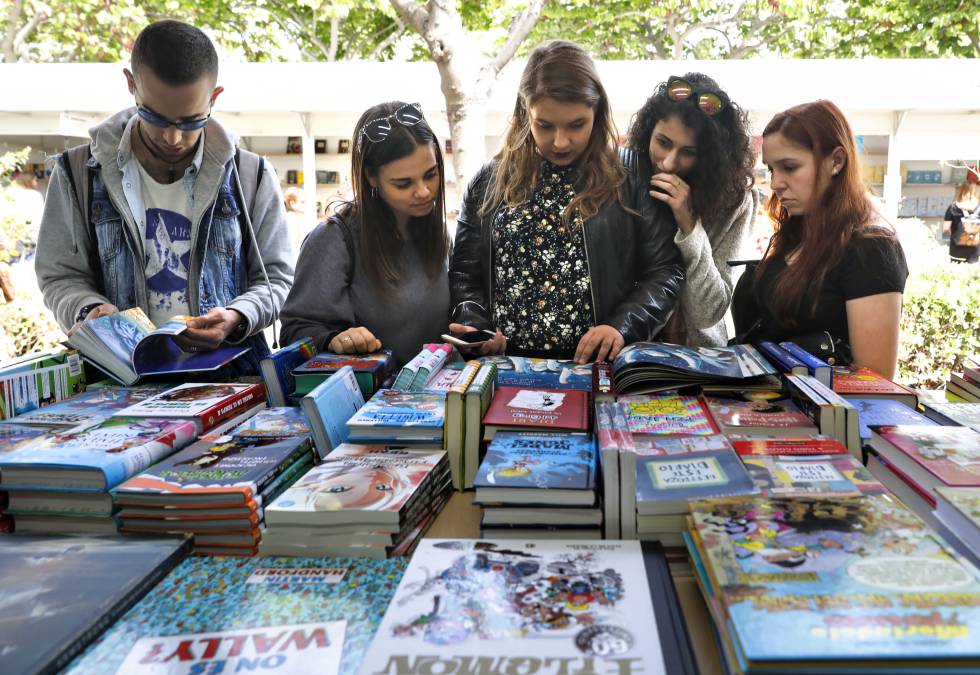 Cultural and literary event on Valencian grounds in order to bring culture closer through literature at affordable prices.  