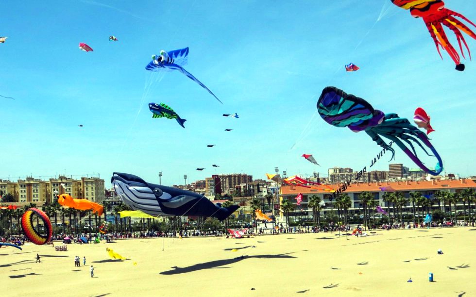 The sky is filled with shapes and colors, when kites of differents sizes play the main role. The wind of Levante will make the kites compete in the beach of las Arenas.